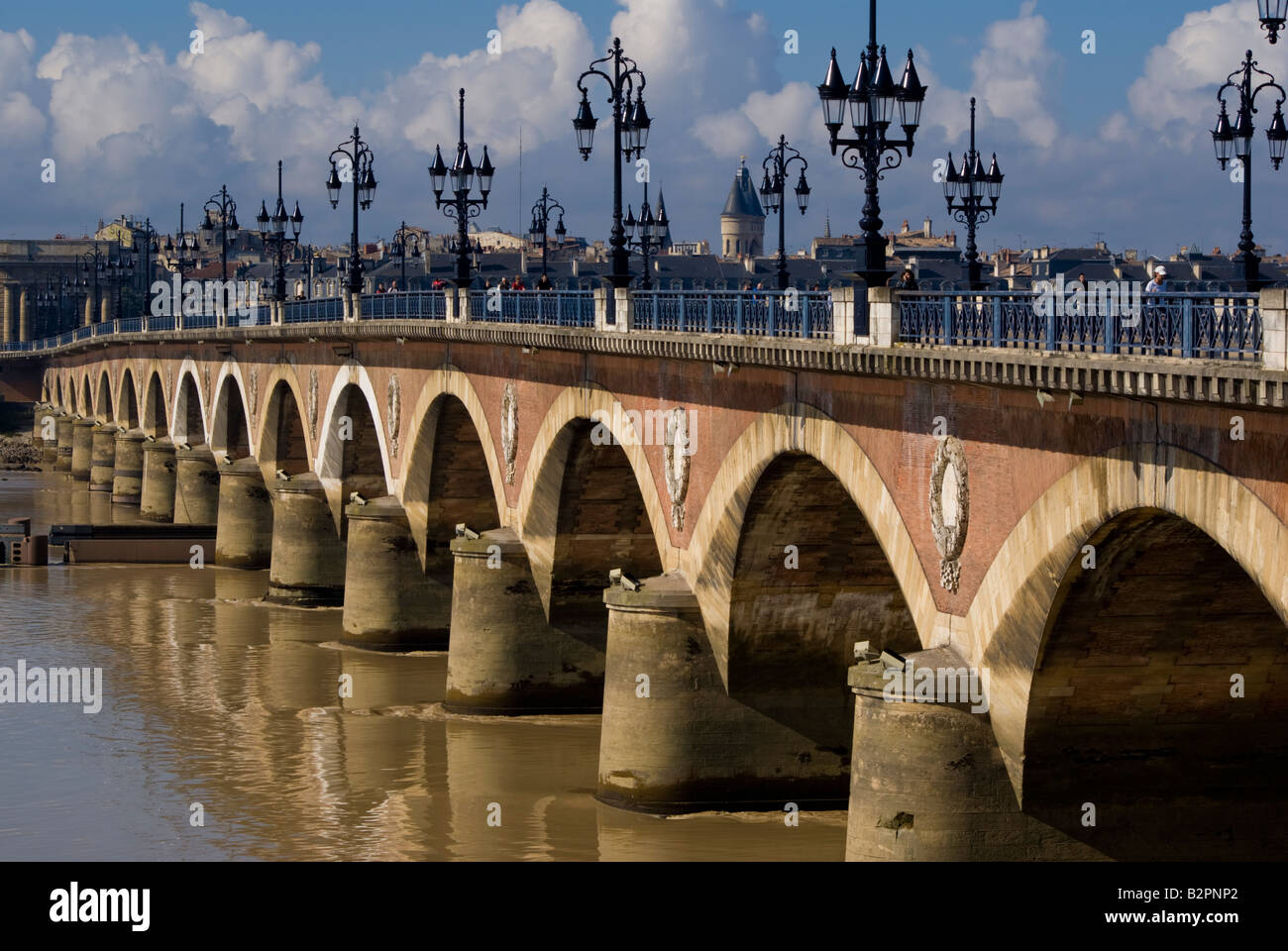 Europa-Frankreich-Bordeaux am Fluss Gironde Pont de Pierre Stockfoto
