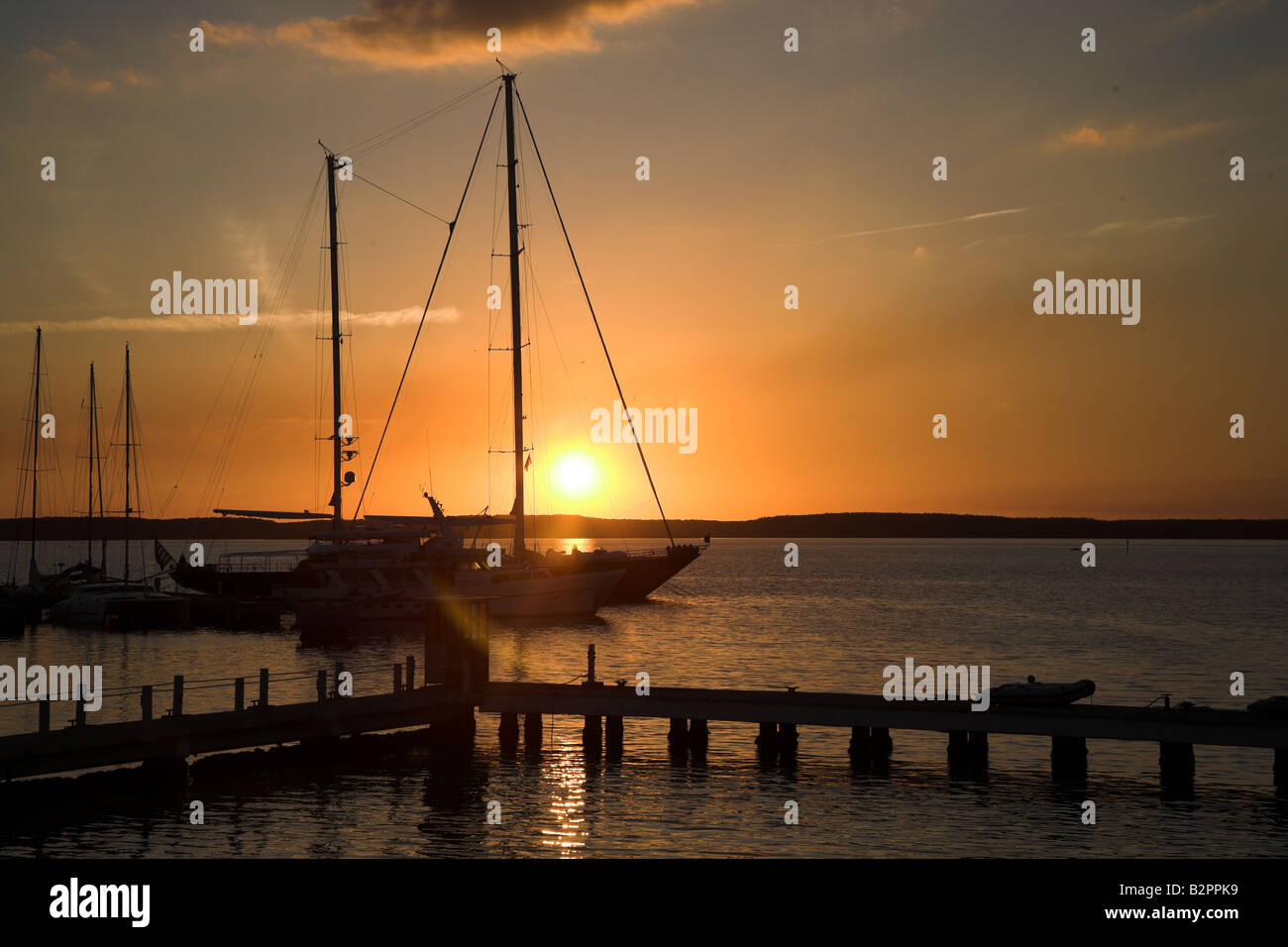 Yachten ankern im Hafen außerhalb Club Cienfuegos in Cienfuegos, Kuba. Stockfoto