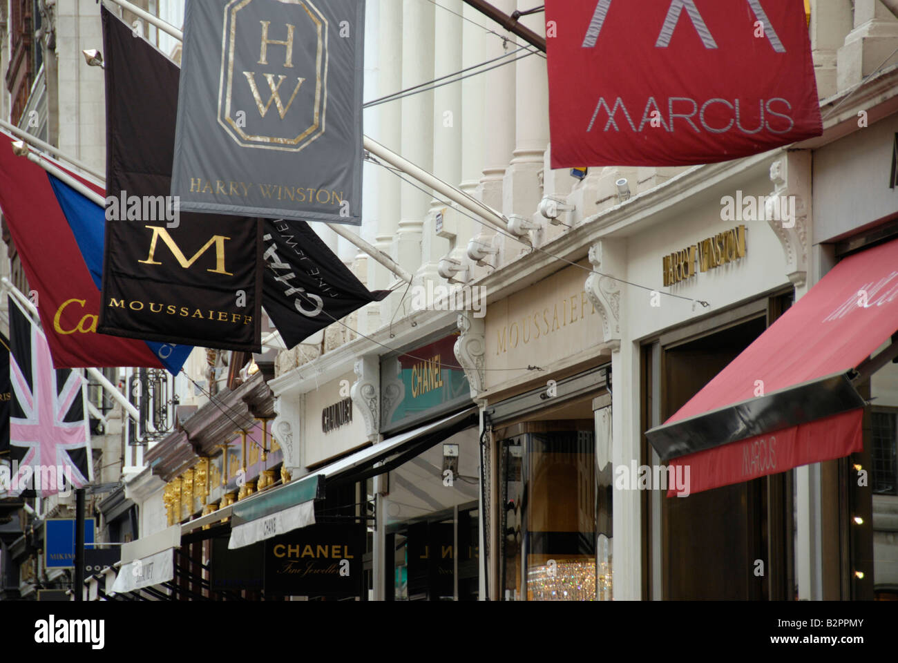 Fahnen über Designer-Shops in Old Bond Street London England Stockfoto