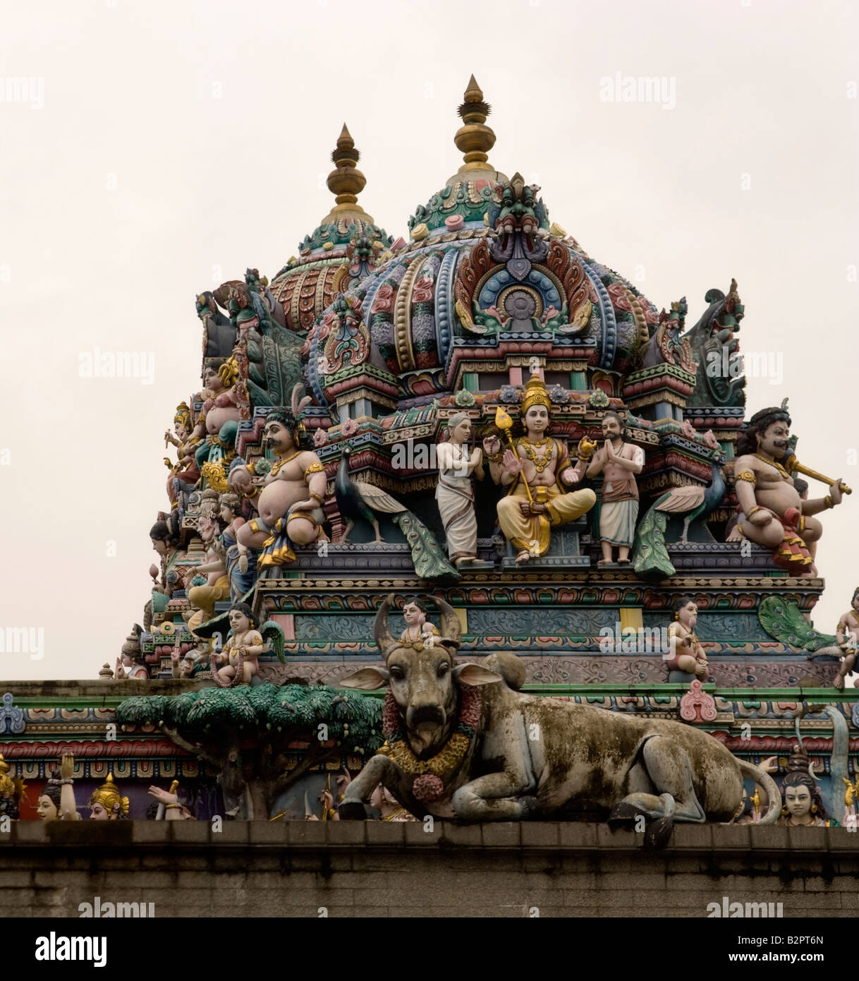 Heiligenfiguren und Grafik über den Tempel Sri Veeramakaliamman Singaprore s Little India district Audust 2007 Stockfoto