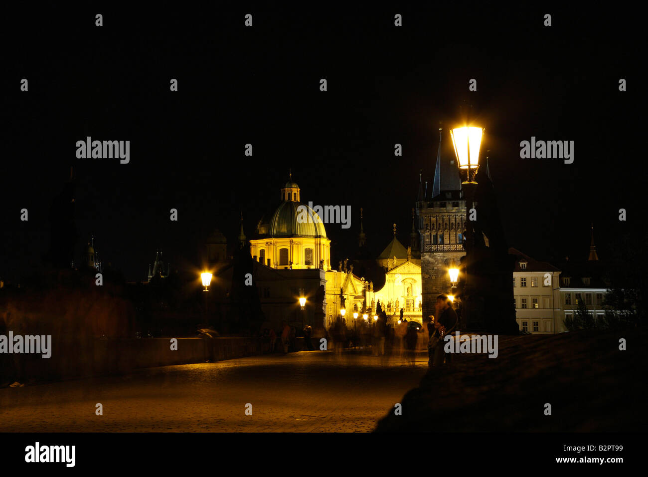 Nachtansicht des Klementinum die Khights auf den Cross-Platz und die Karlsbrücke in Prag Stockfoto