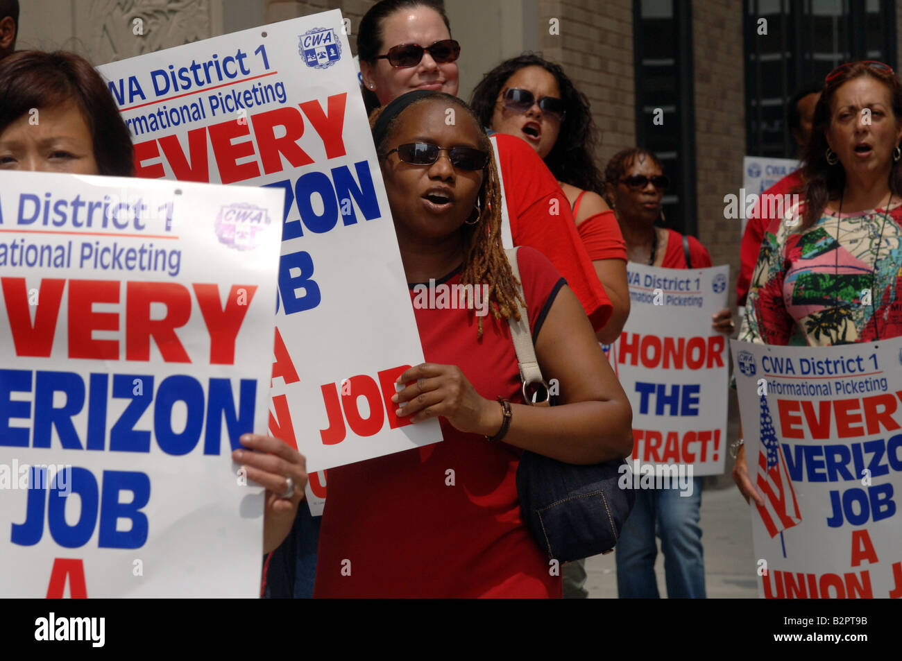 Verizon Arbeitnehmer halten eine informative Streikposten vor Verizon-Hauptquartier in New York vor dem Ablauf ihres Vertrages Stockfoto