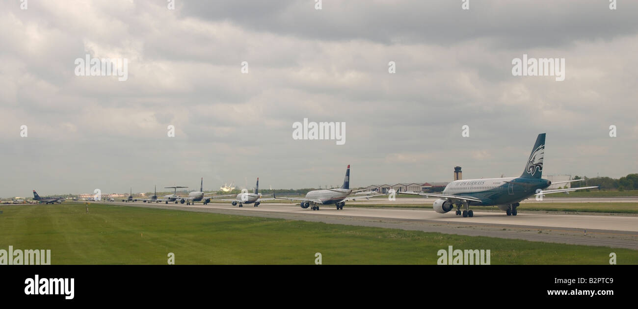 Eine Reihe von Flugzeugen bereit für take off in der Philadelphia Airport Stockfoto