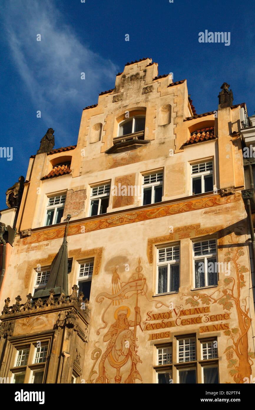 Bemalte und verzierte Fassade eines Gebäudes in dem Altstädter Ring in Prag Stockfoto