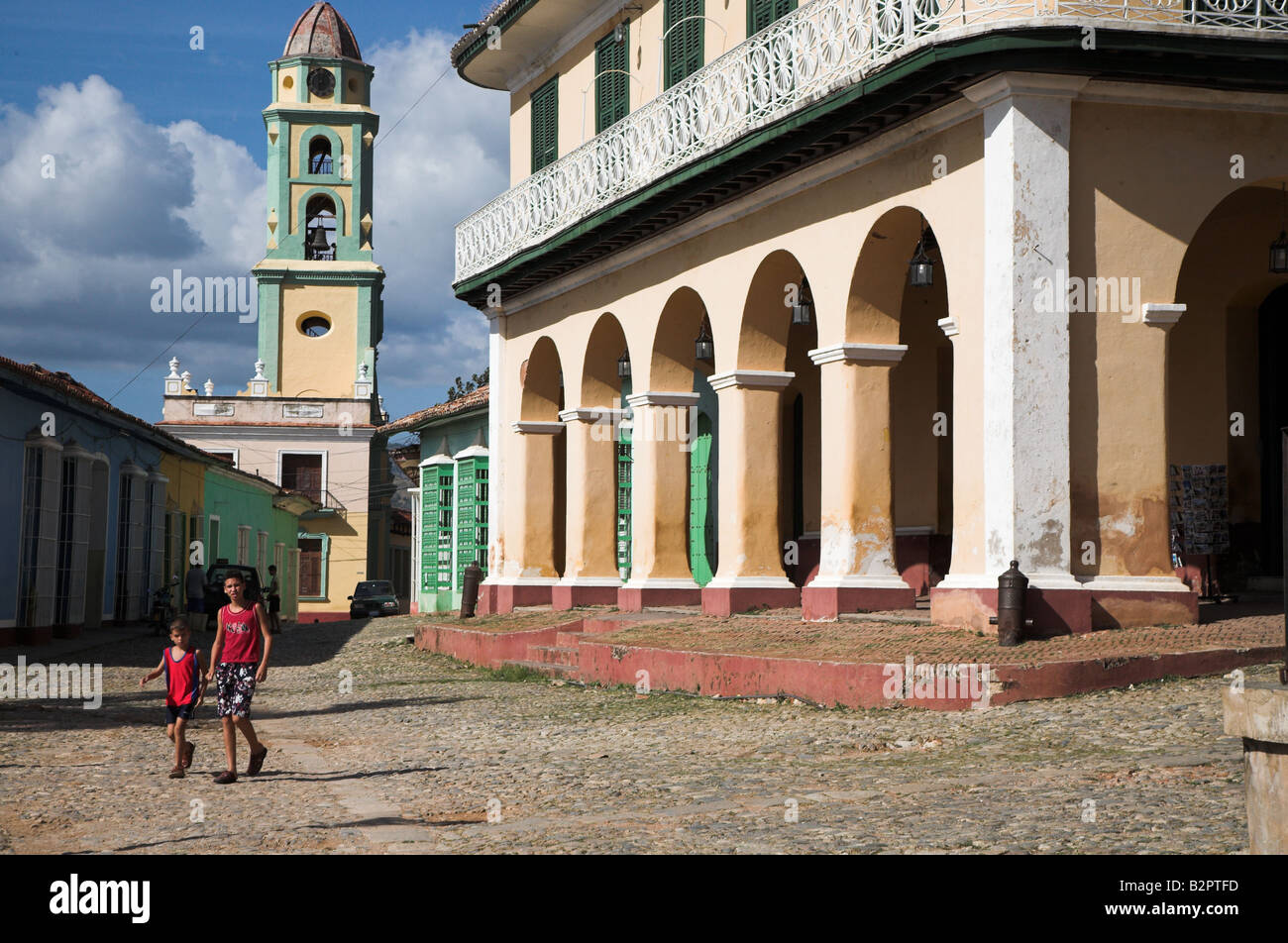 Kinder gehen durch Plaza Mayor in Trinidad, Kuba Stockfoto