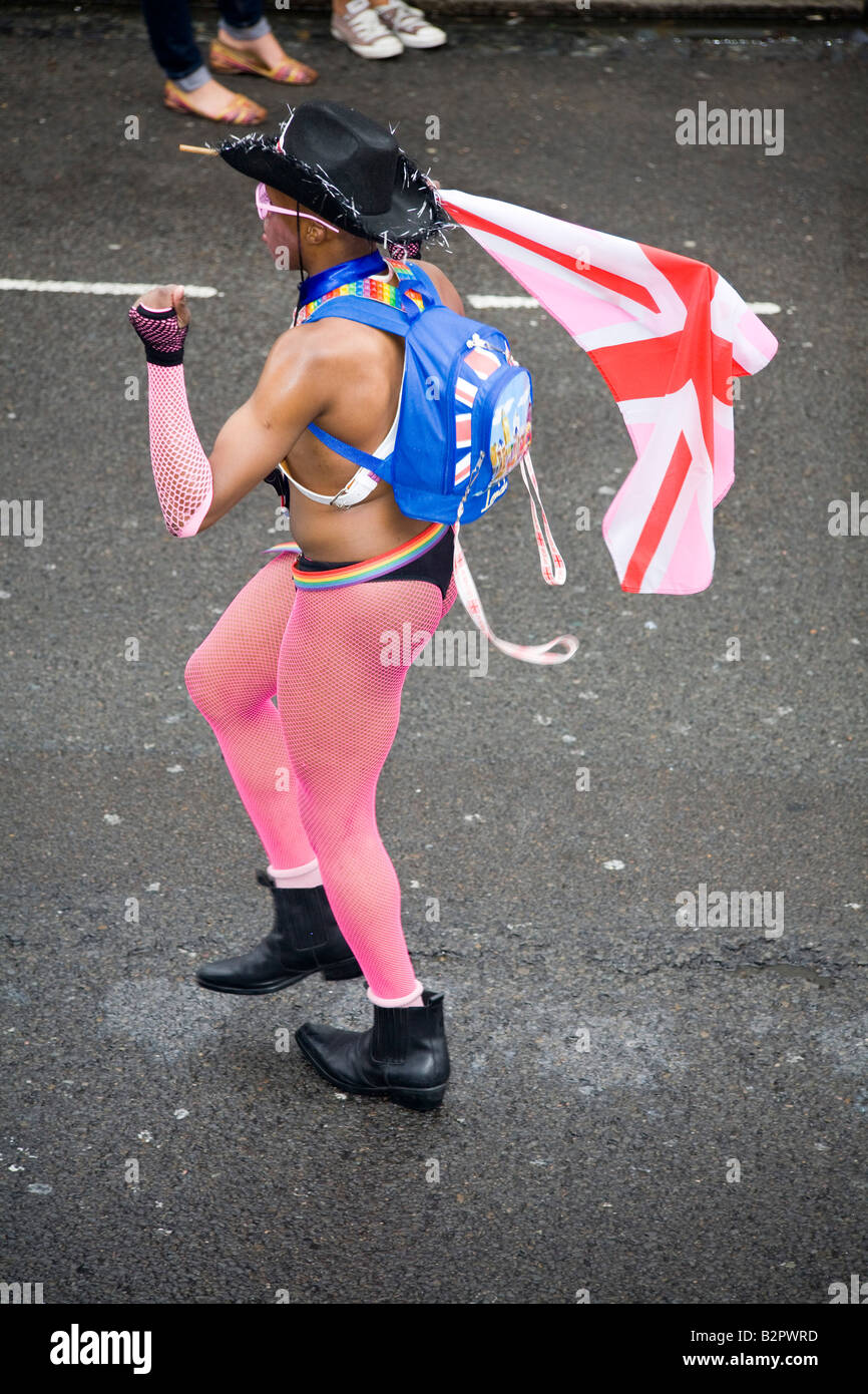 Mann marschieren und tanzen auf der Straße in Brightons Gay Pride Prozession. Stockfoto