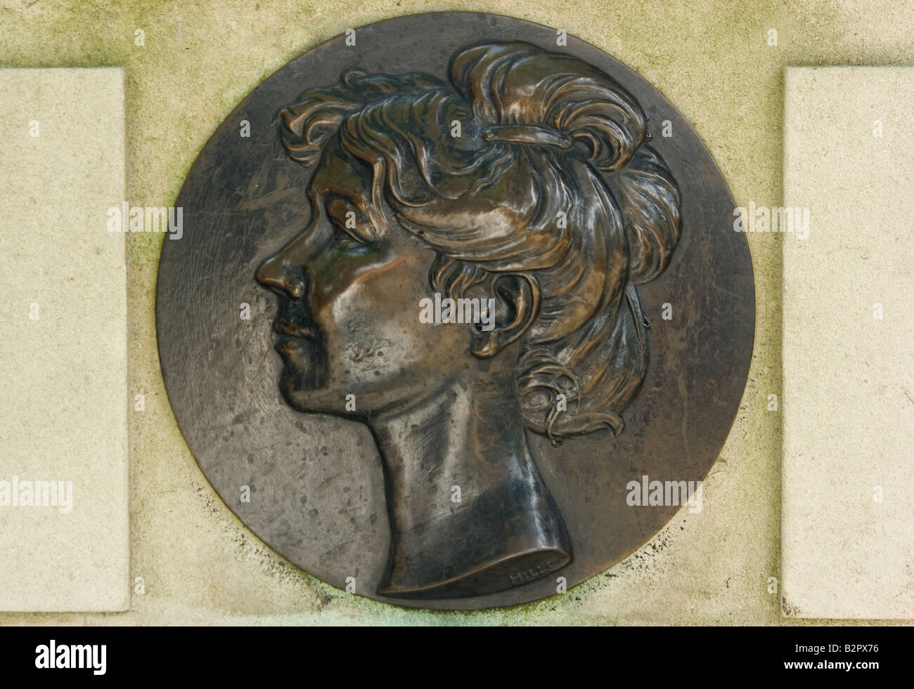 Ein Bas Relief Bronze Rondell Profilbildnis von Suffragetten Christabel Pankhurst, Victoria Embankment Gardens, London Stockfoto
