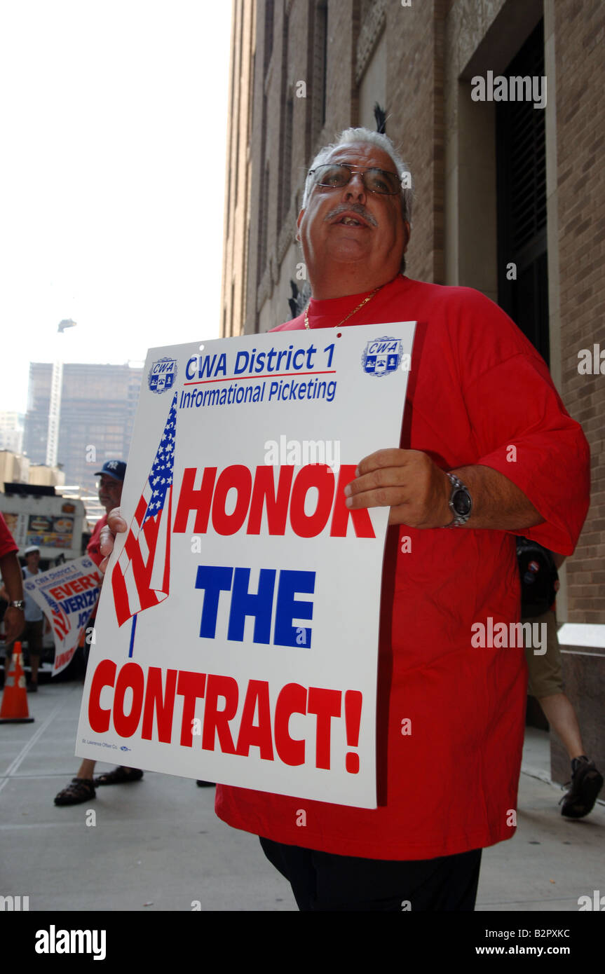 Verizon Arbeitnehmer halten eine informative Streikposten vor Verizon-Hauptquartier in New York vor dem Ablauf ihres Vertrages Stockfoto
