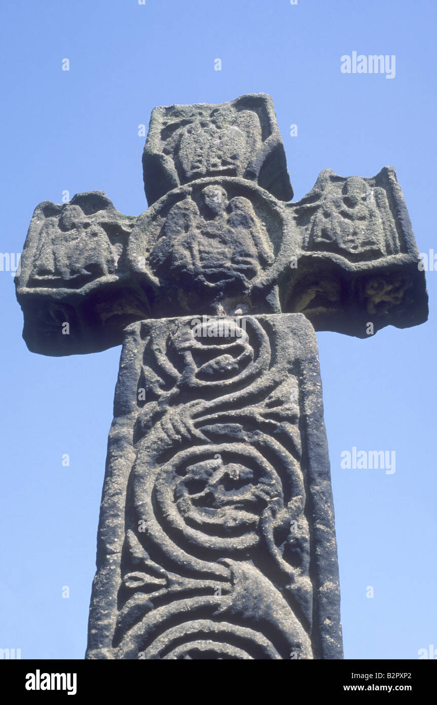 Eyam Kirchhof Derbyshire 7. 8. Jahrhundert sächsische alte steinerne Kreuz England UK carving Stockfoto