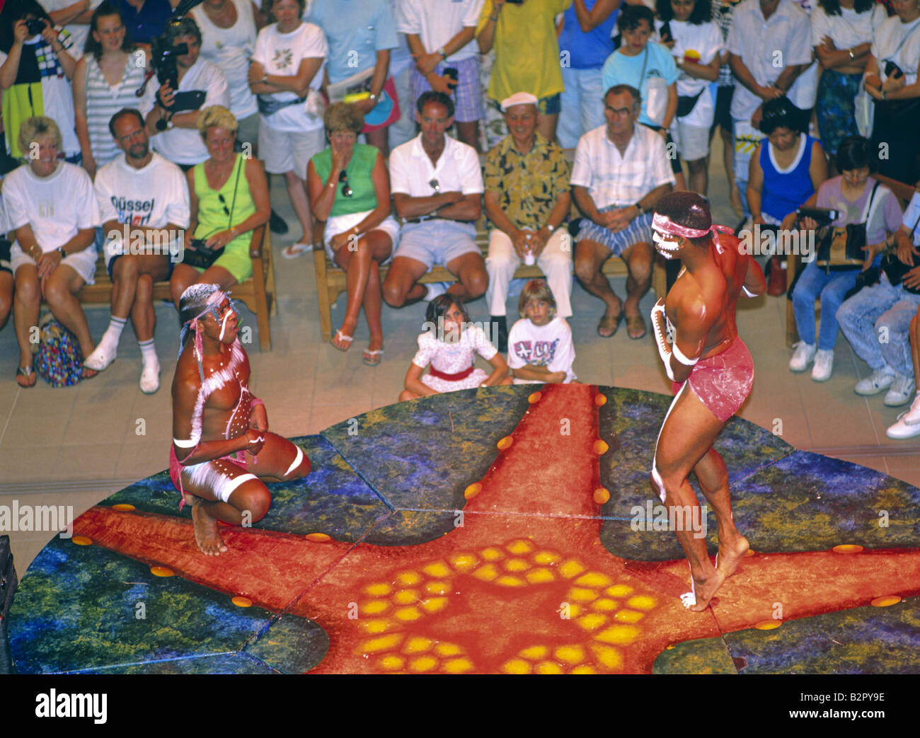 Aborigines Tanz-Show in einem Einkaufszentrum-Cairns-Queensland-Australien Stockfoto