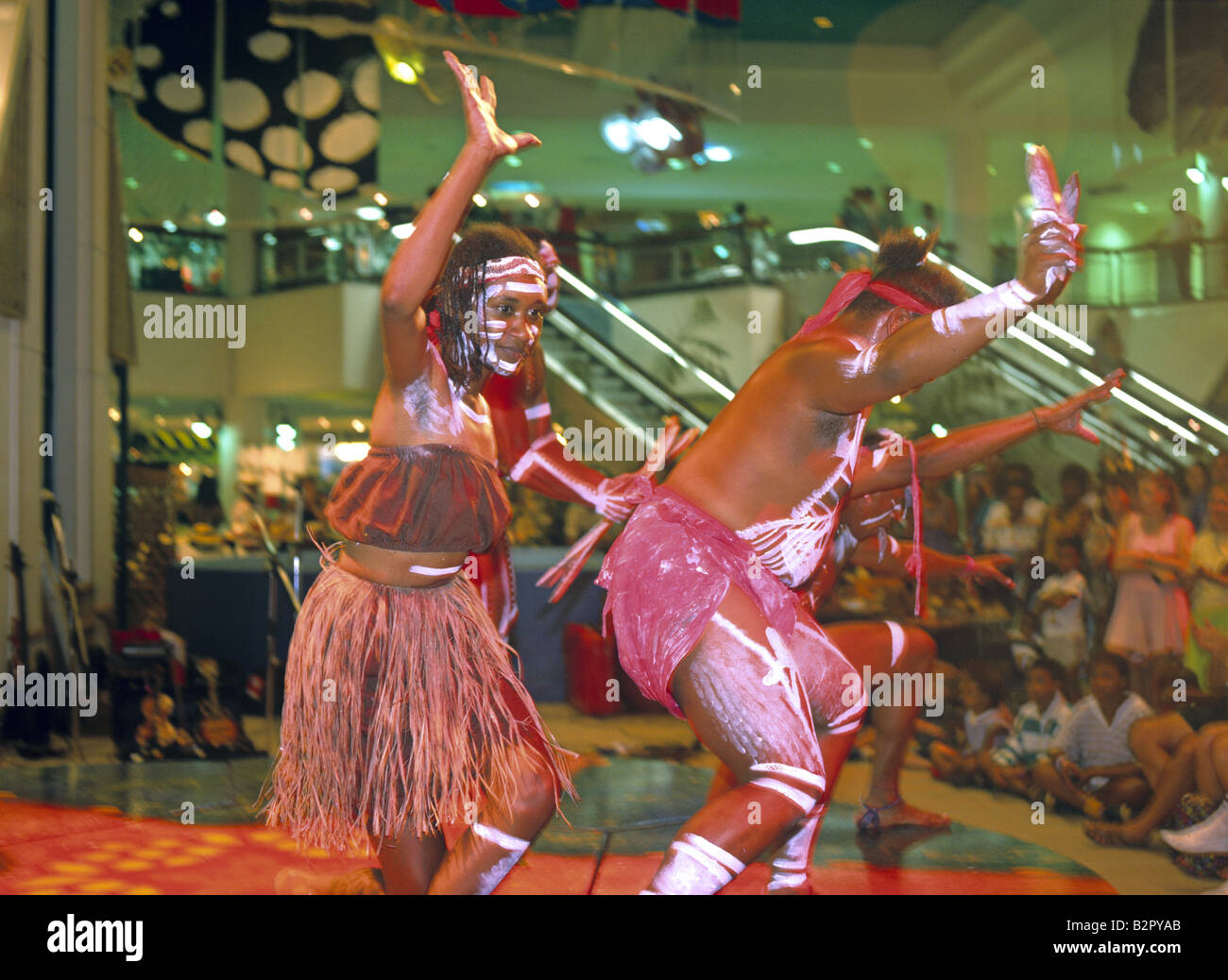 Aborigines Tanz-Show in einem Einkaufszentrum-Cairns-Queensland-Australien Stockfoto