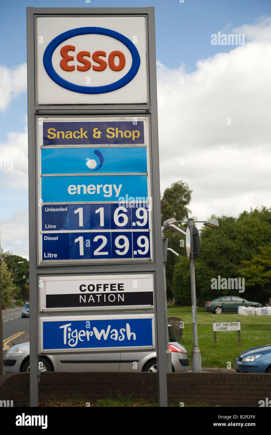 Tankstelle mit Preisliste an Bord Adel Leeds West Yorkshire Juli 2008 Stockfoto