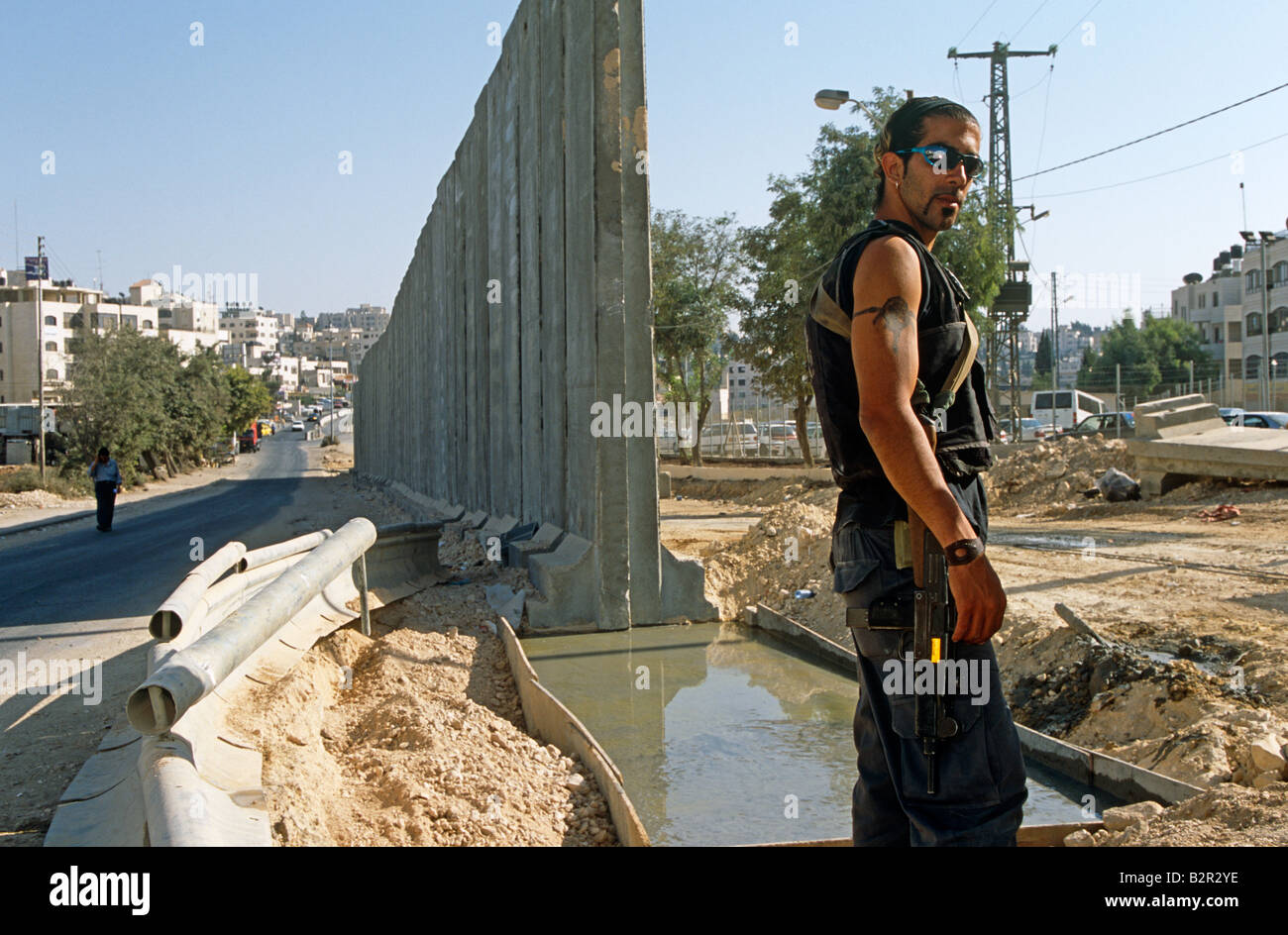 Bewaffneten Guard mit Waffe bewacht die israelischen West Bank Barrier, Jerusalem, Israel, Naher Osten Stockfoto