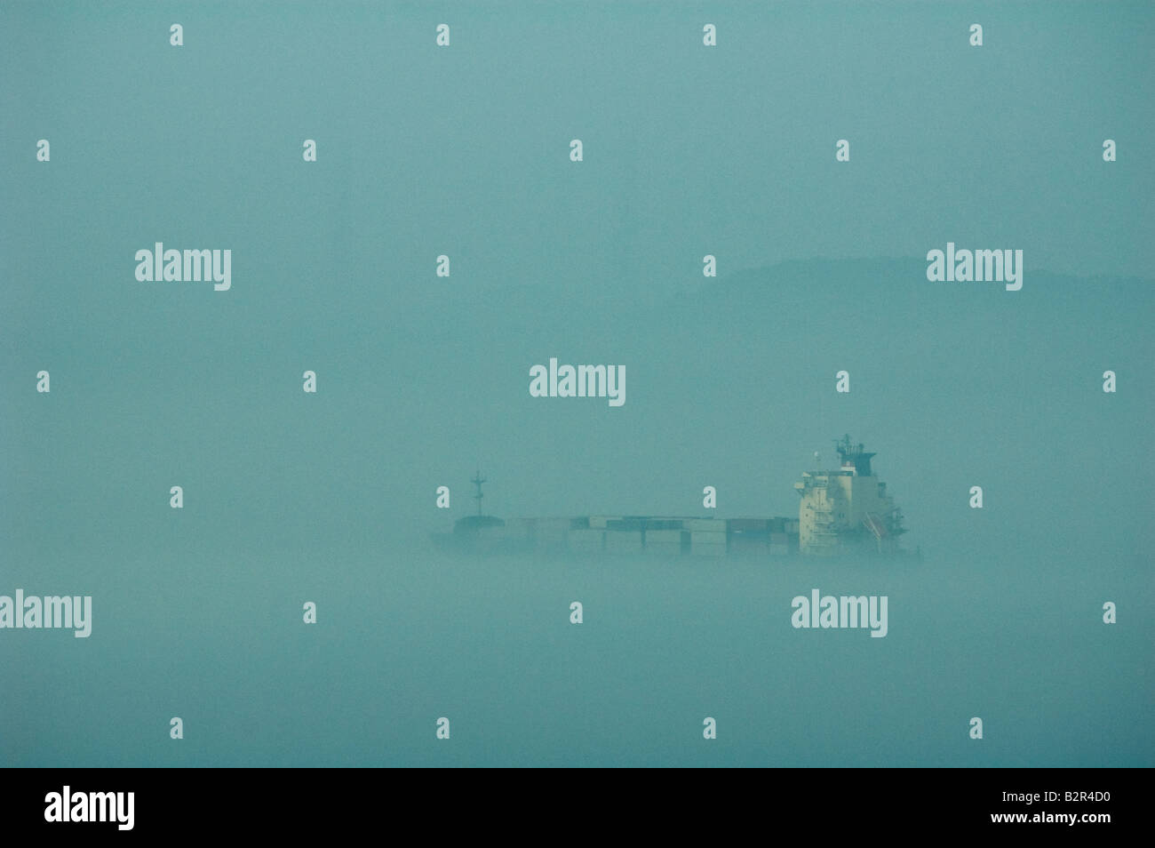 Tanker Navigation durch dichten Nebel Stockfoto