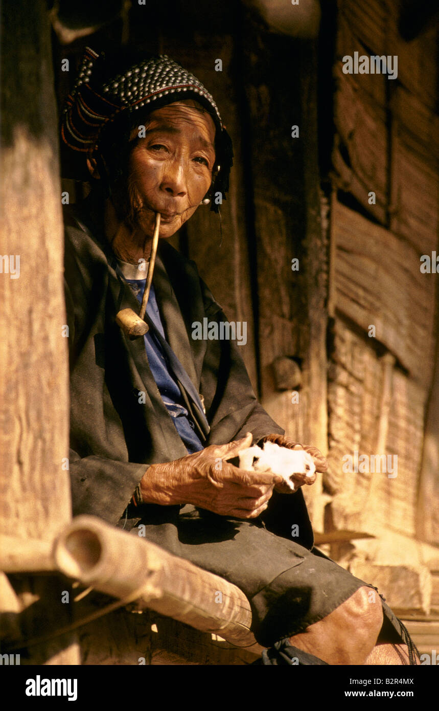 N THAILAND GOLDENES DREIECK AKHA FRAU SPINNING THREAD DORF IN DER NÄHE DER BURMESISCHEN GRENZE NOMADISCHEN SCHNITT BRENNEN KULTUR 1995 Stockfoto