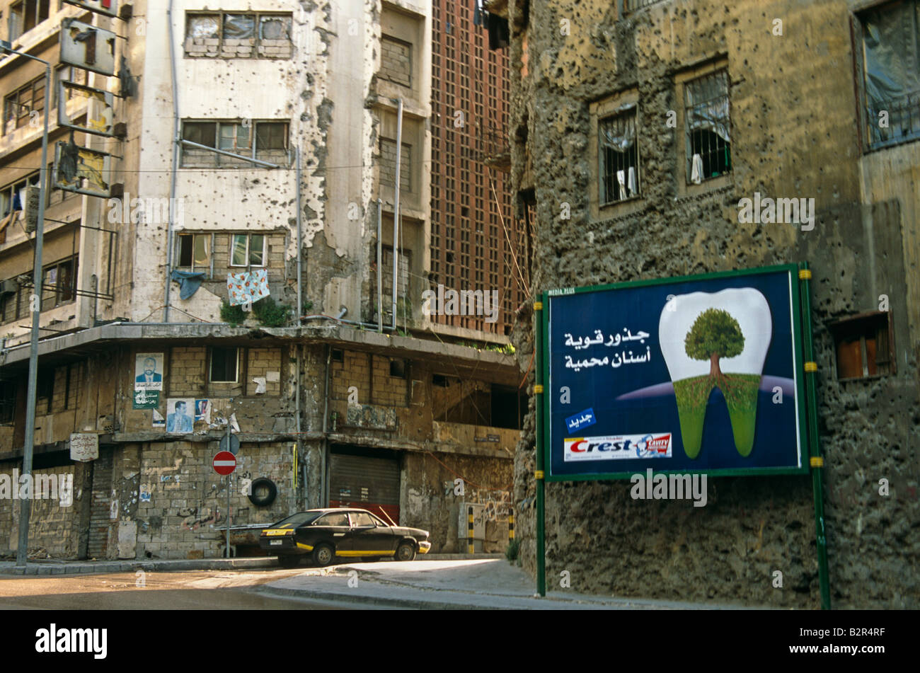 Beschädigte Gebäude. Reklametafeln von Zahnpasta, Beirut, Libanon Stockfoto
