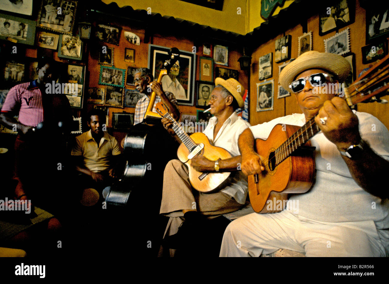 Band der älteren Männer, die Wiedergabe von Musik in Casa De La Trova, eine Bar in Santiago auf Kuba Stockfoto