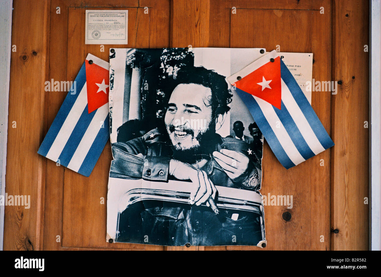 Foto von Fidel Castro und die kubanische Fähnchen auf eine Tür, für den Jahrestag der kubanischen Revolution, Havanna, Kuba stecken Stockfoto