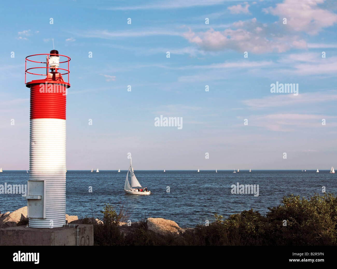 Historischer Leuchtturm unter dramatischen Wolkenhimmel am Humber Bay Park West aus See Ontairo in Toronto Stockfoto