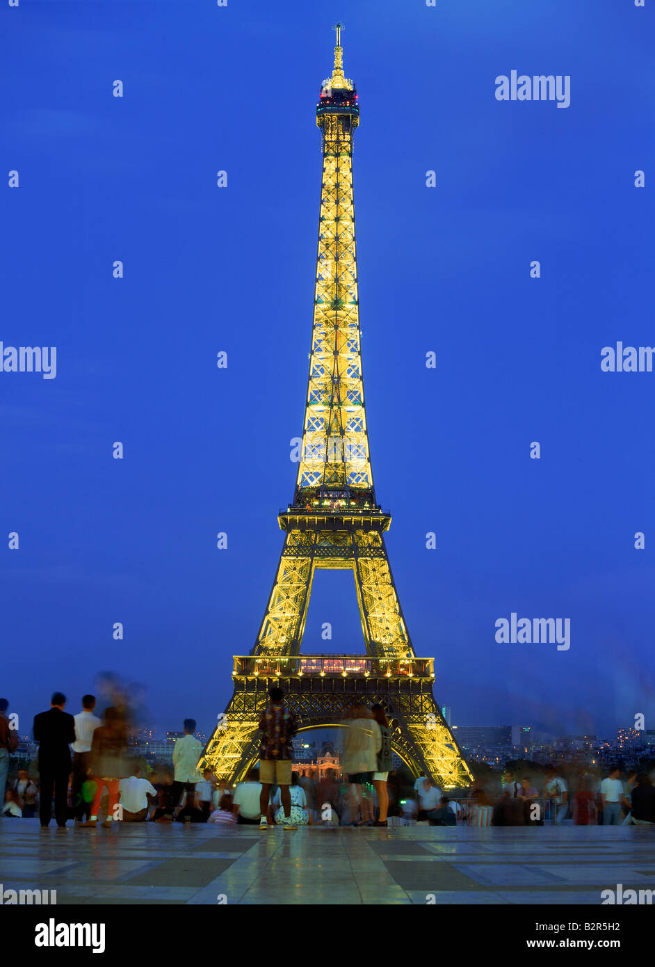 Touristen, die Besichtigung unter dem Eiffel-Turm aus dem Trocadero in der Nacht in Paris, Frankreich Stockfoto
