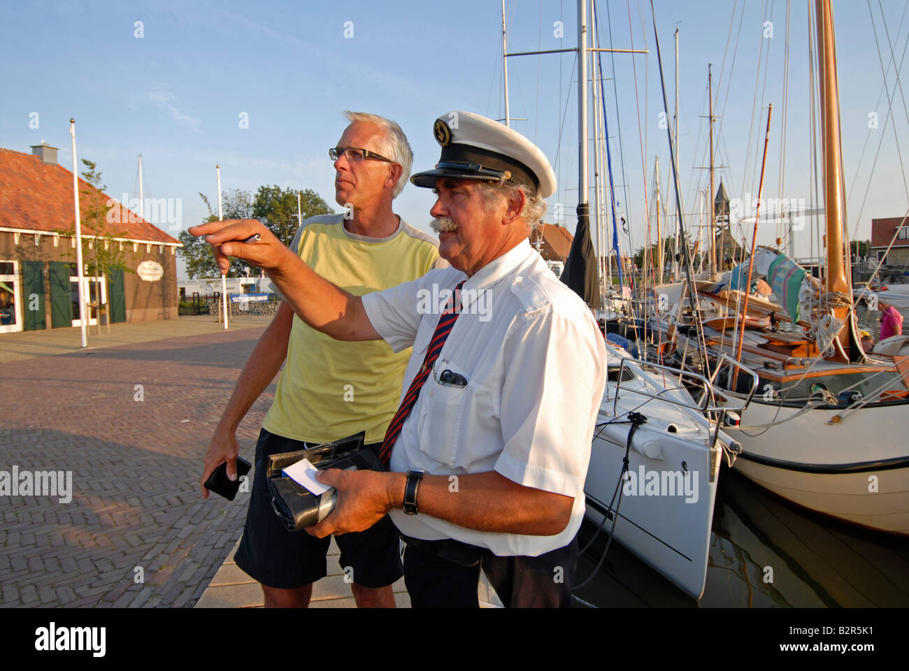 Der Hafenmeister von Hindeloopen, Holland. Stockfoto