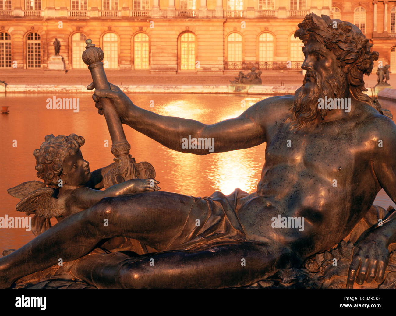 Bronze-Statue im Palast von Versailles in der Nähe von Paris im Abendlicht Stockfoto