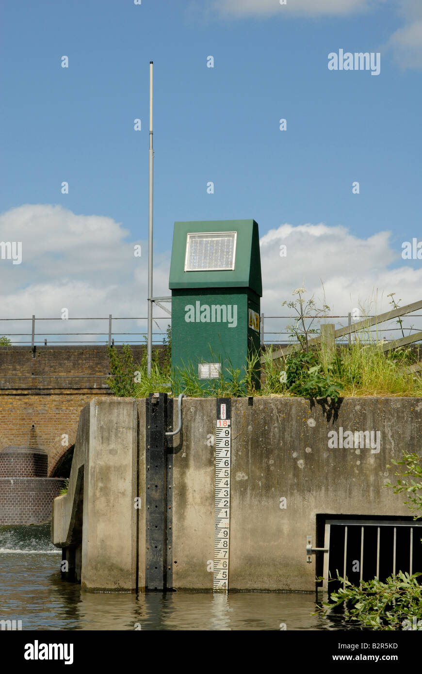 Environmental monitoring und Wasser Qualitätsausrüstung und Fluss Tiefe zu messen, am Zusammenfluss von Jubilee River und Themse Stockfoto