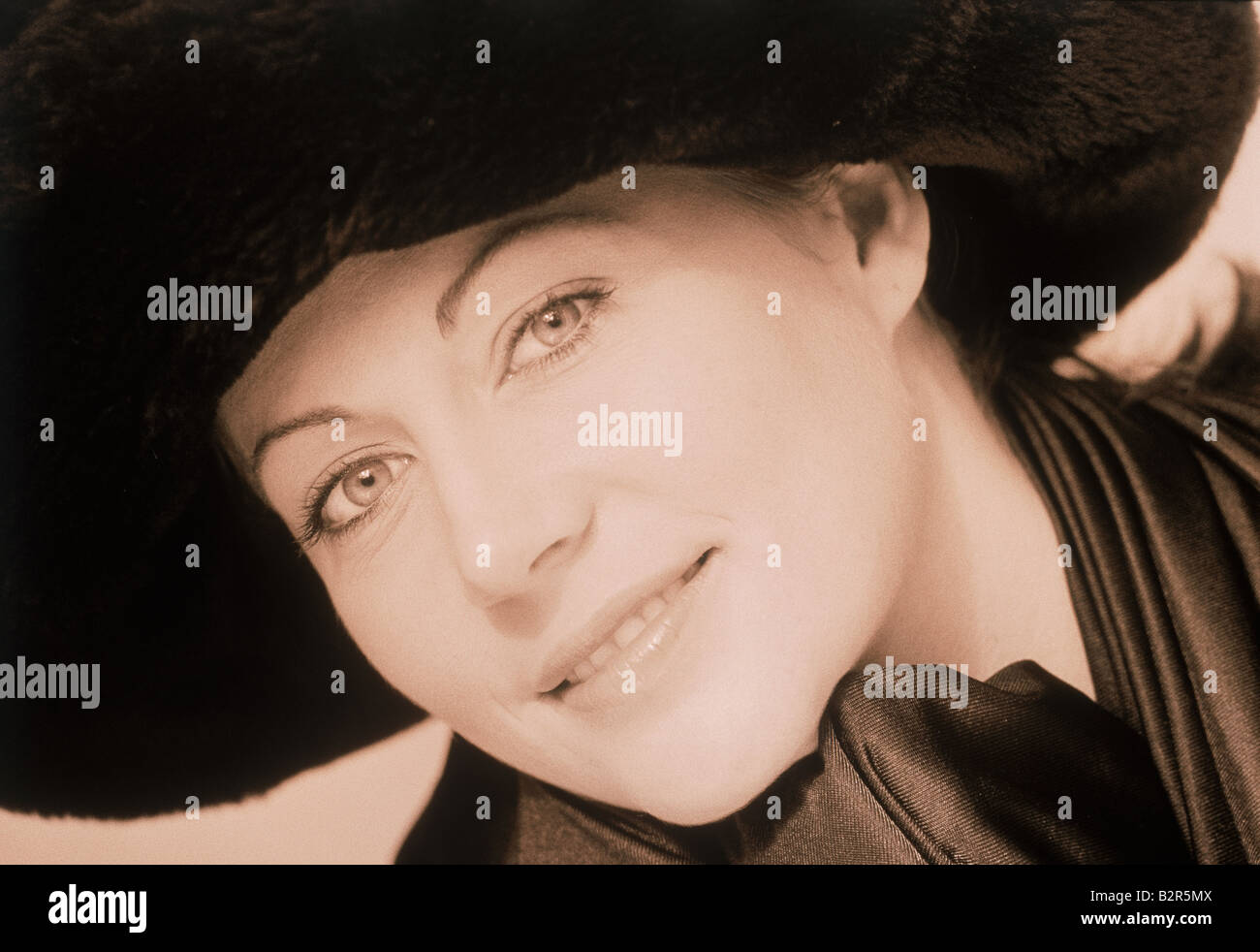Frau mit schwarzen Pelzmütze und schöne Augen Stockfoto