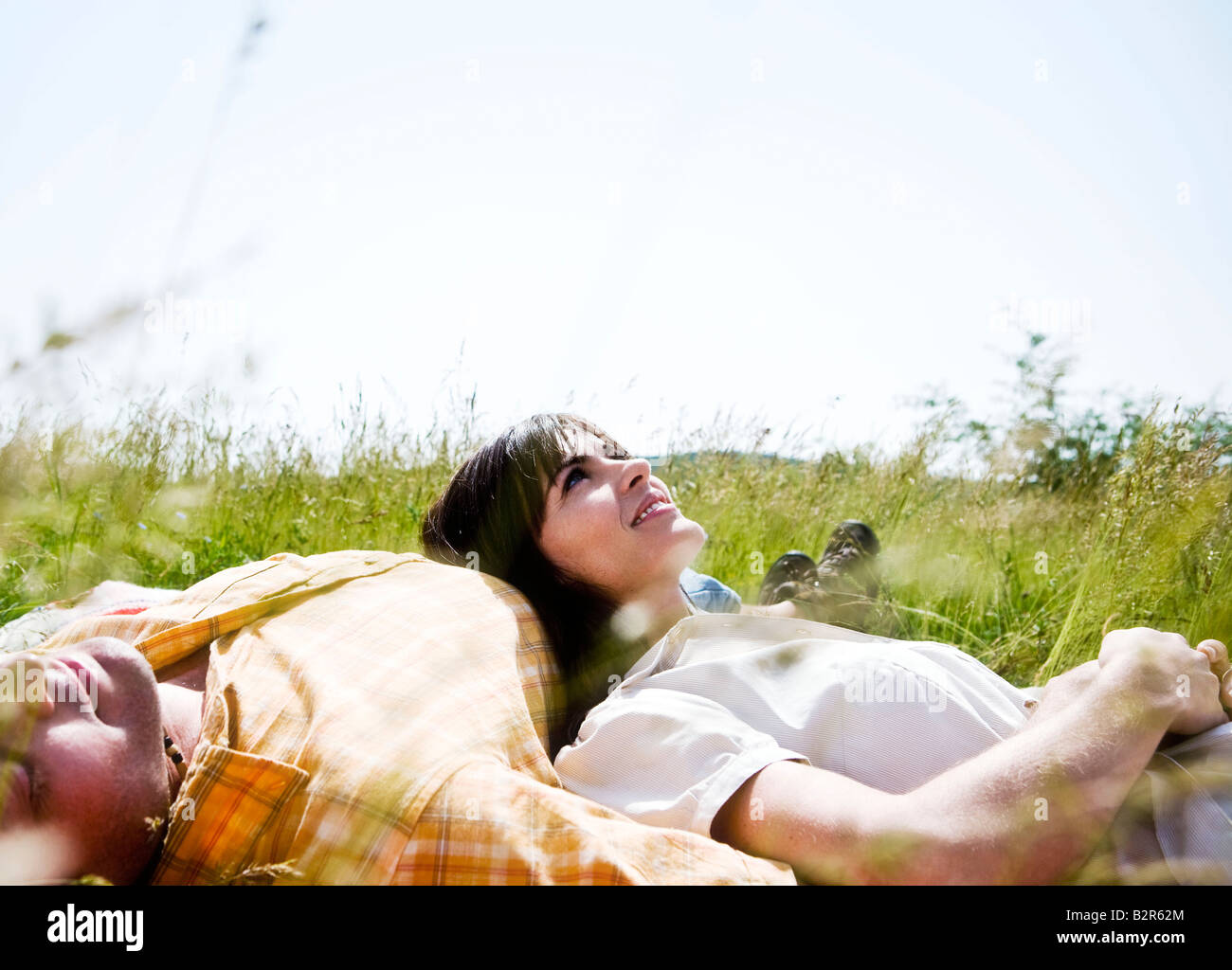 Mann und Frau im Gras liegen Stockfoto