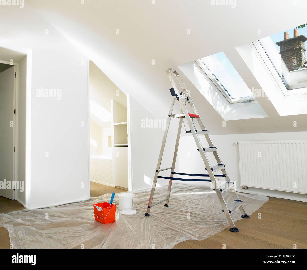 Ruhige Szene von einer Leiter und Farbe Stockfoto