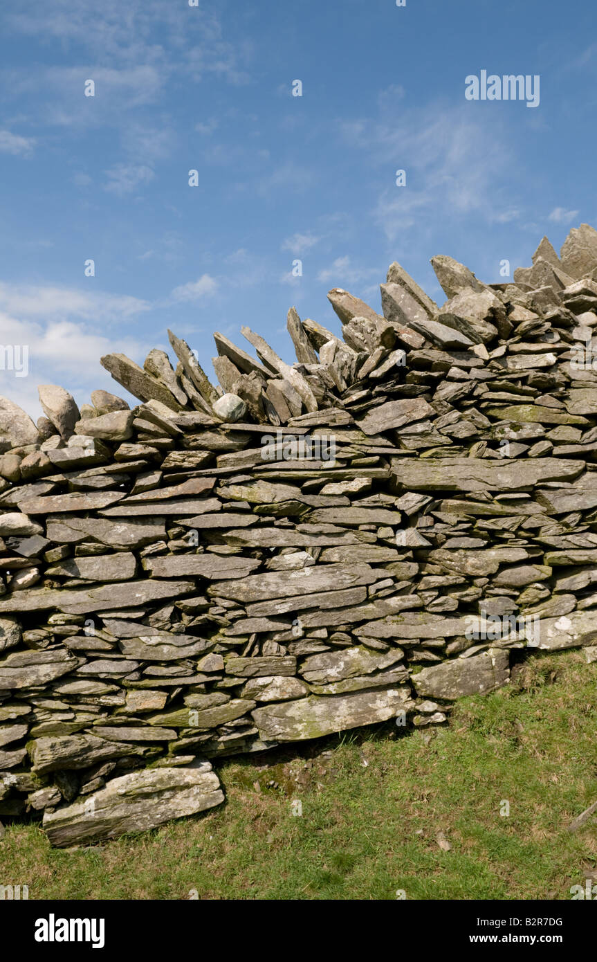 traditionelle Hand legte Trockenmauer in Snowdonia Nationalpark Nord-Wales UK, am Nachmittag blauen Sommerhimmel Stockfoto