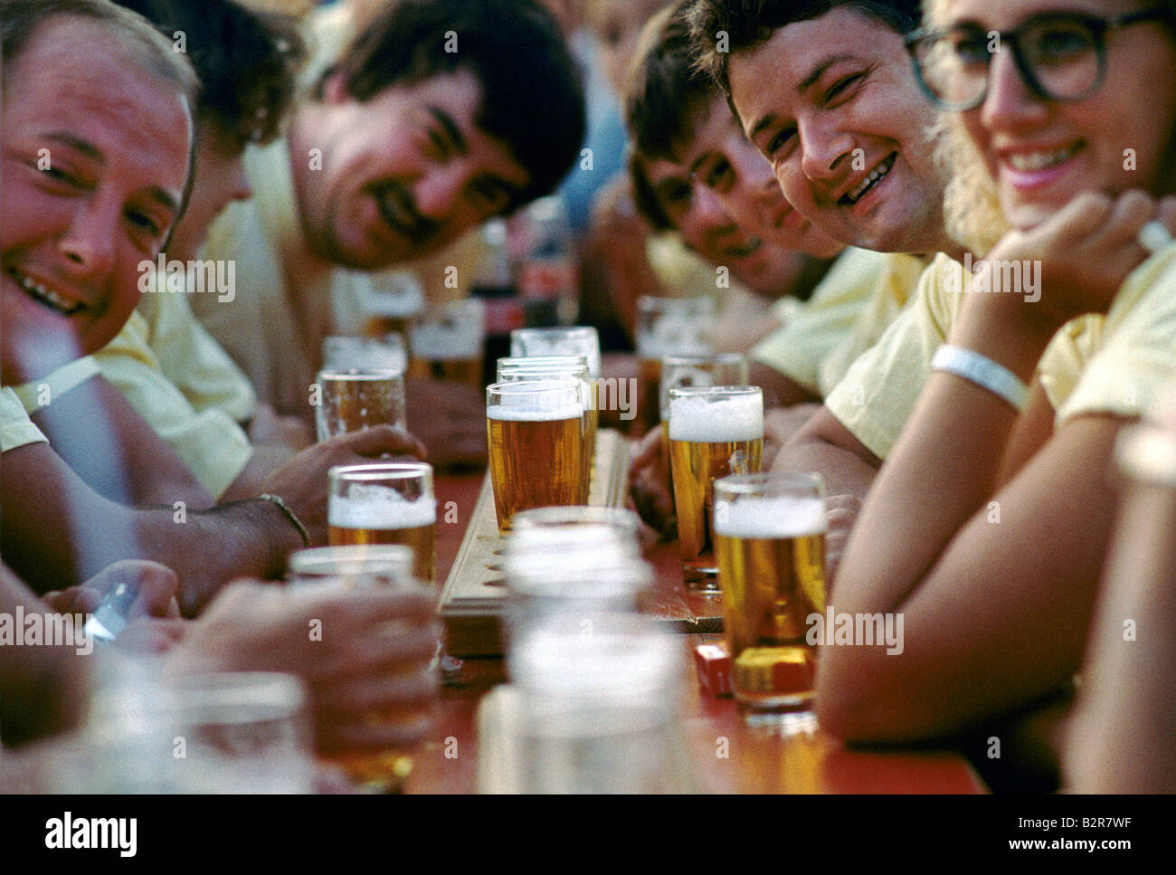 Luxemburg am Fuß Tabelle Bier Trinker Dillingham Wochenende Grillen im Bierli club Stockfoto