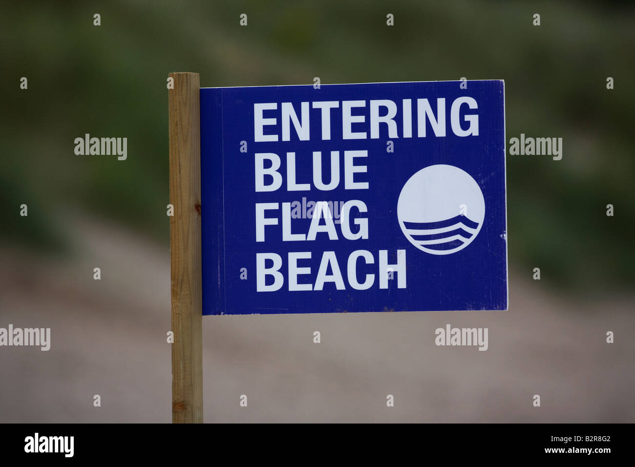Blaue Flagge Strand Zeichen eingeben auf weißen Felsen Strand County Antrim-Nordirland Stockfoto