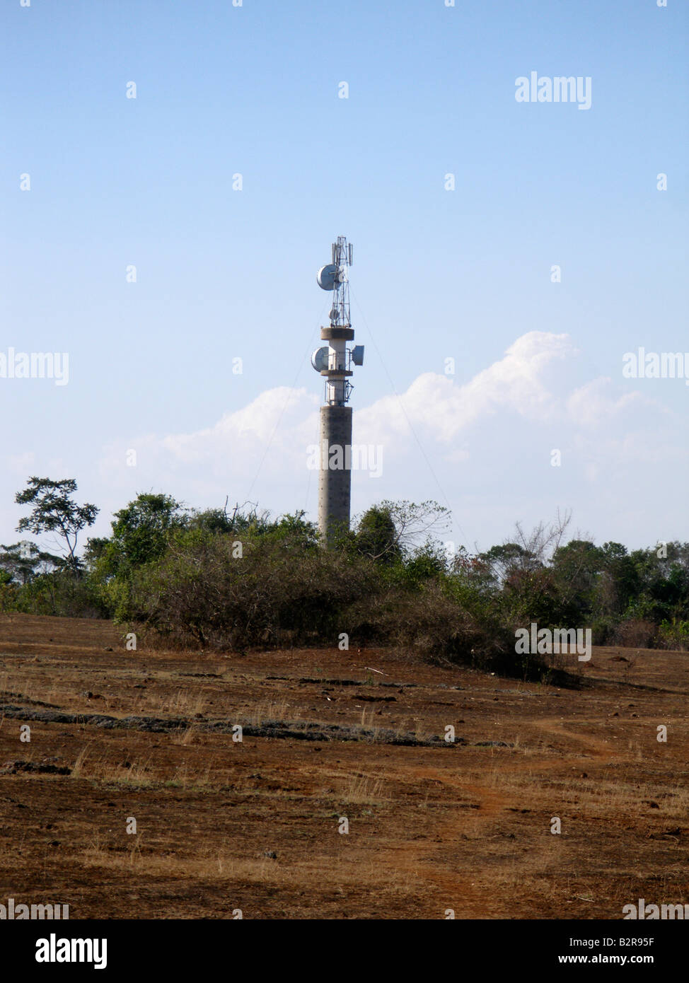 Telekom-Mast in einer abgelegenen ländlichen Gegend in Uganda Stockfoto