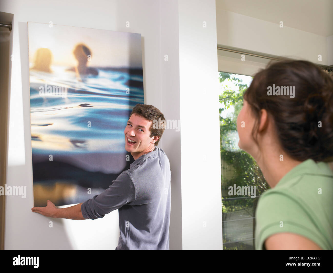 Paar hängt ein Gemälde Stockfoto