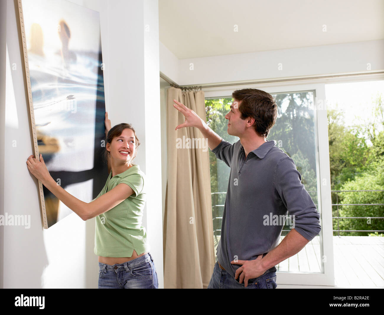Paar hängt ein Gemälde Stockfoto