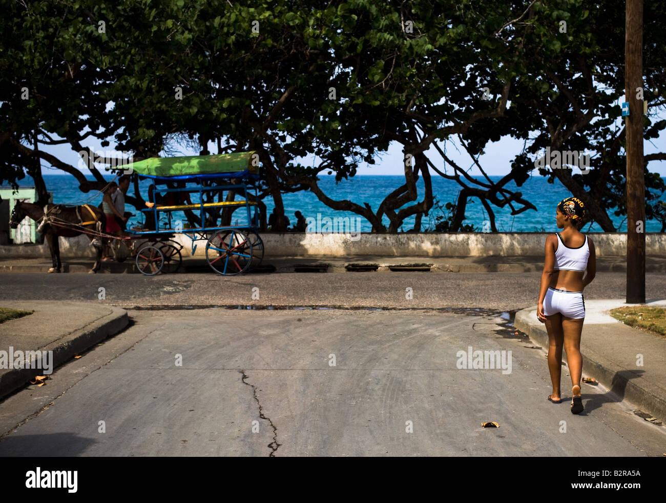 Eine Frau geht auf eine Straße in Baracoa Kuba auf Samstag, 12. Juli 2008 Stockfoto
