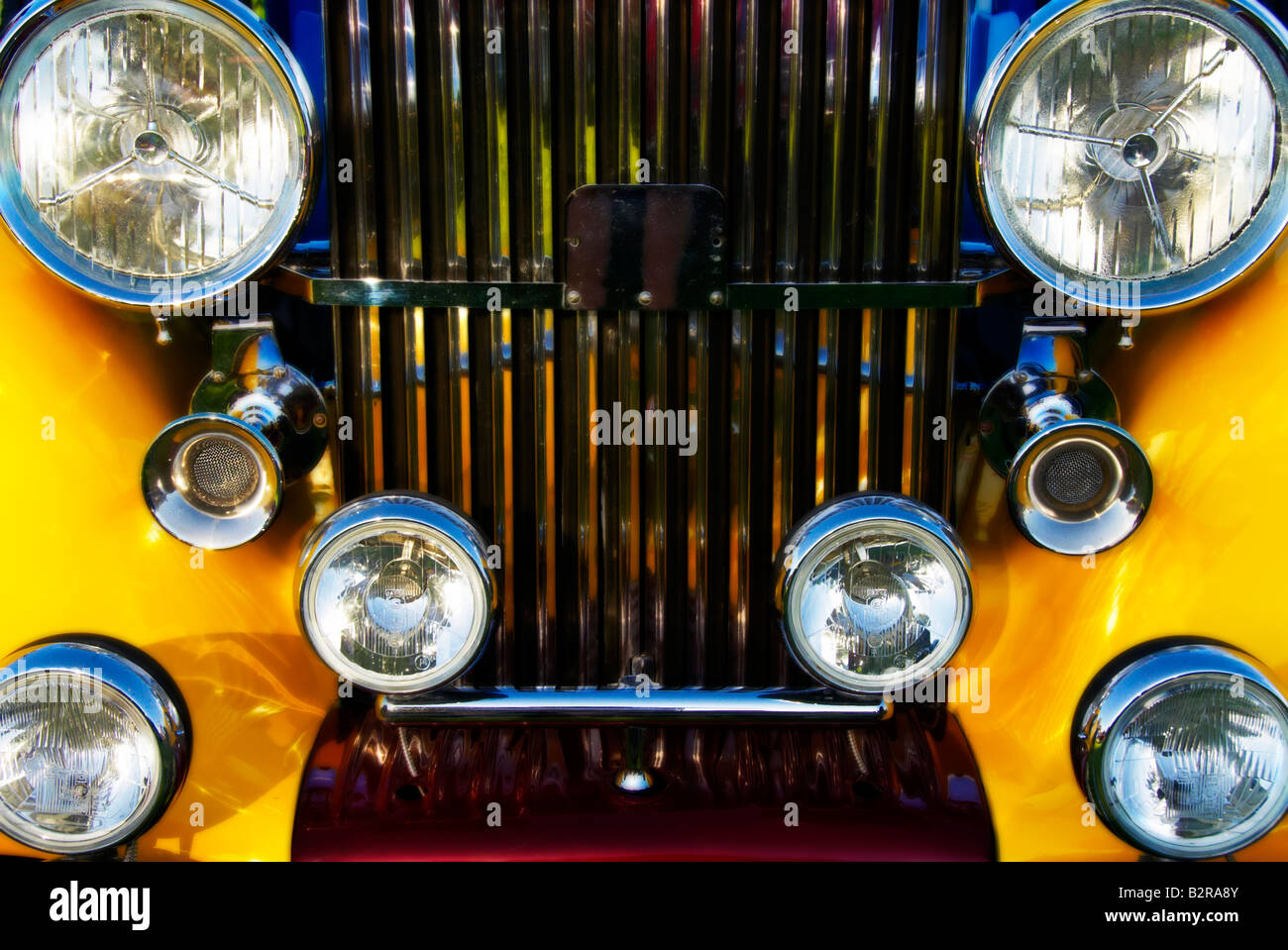 Frontgrill und Lichter auf einem Oldtimer Rolls Royce Auto Stockfoto