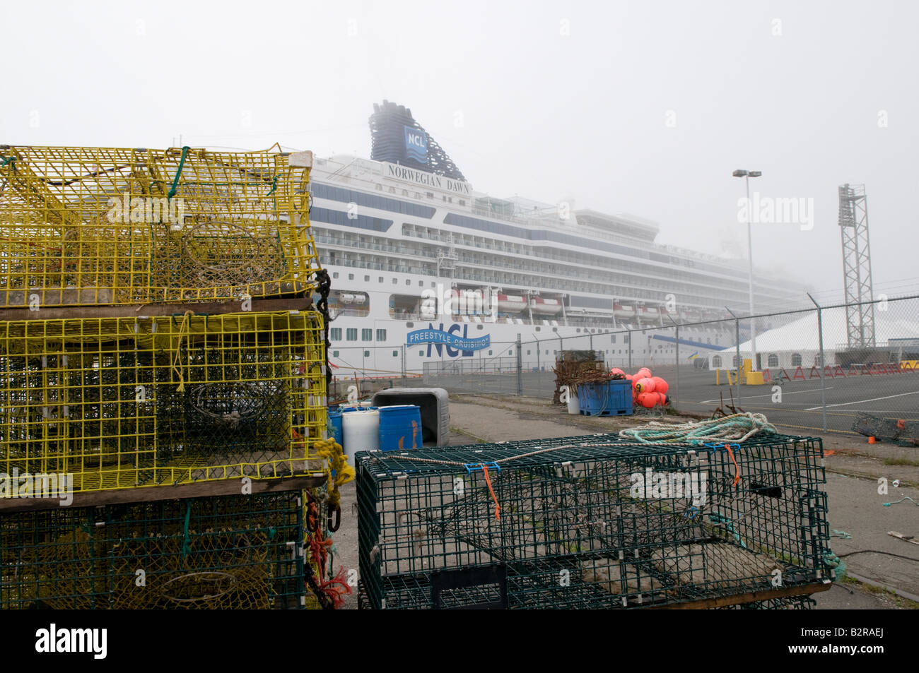 Norwegian Dawn Kreuzfahrtschiff mit Hummerfallen am Hafen von Saint John an einem nebeligen Sommertag Stockfoto