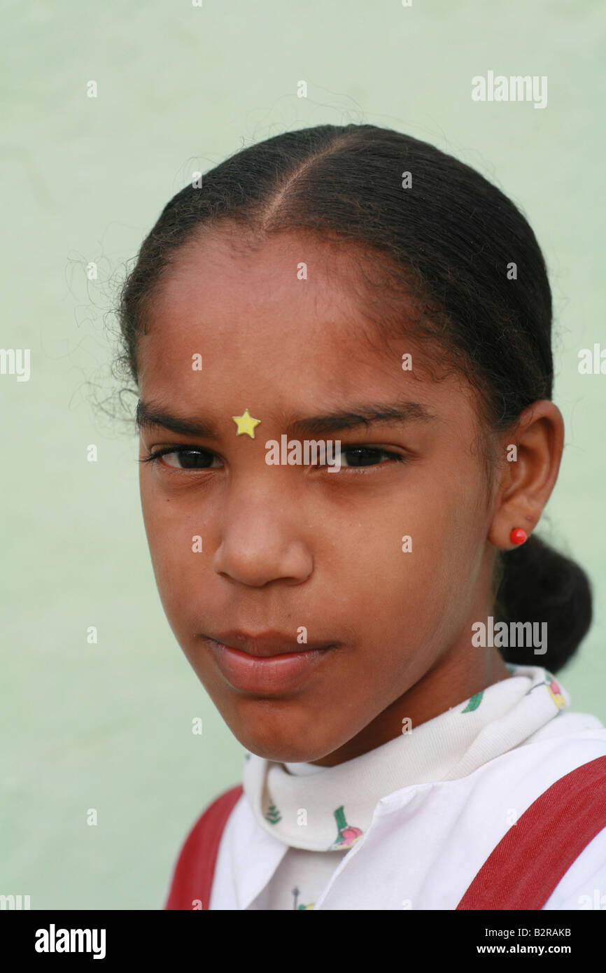 Schulmädchen tragen einen goldenen Stern auf der Stirn Trinidad Sancti Spiritus Provinz Cuba Lateinamerika Stockfoto