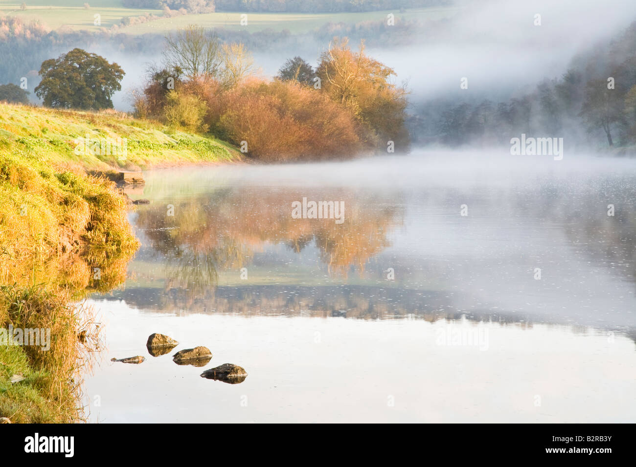 Riverside Walk Wye Valley in der Nähe von Bigsweir Brücke und Tintern an einem nebligen Morgen durch Offas Deich Pfad, Herbstfärbung, Stockfoto