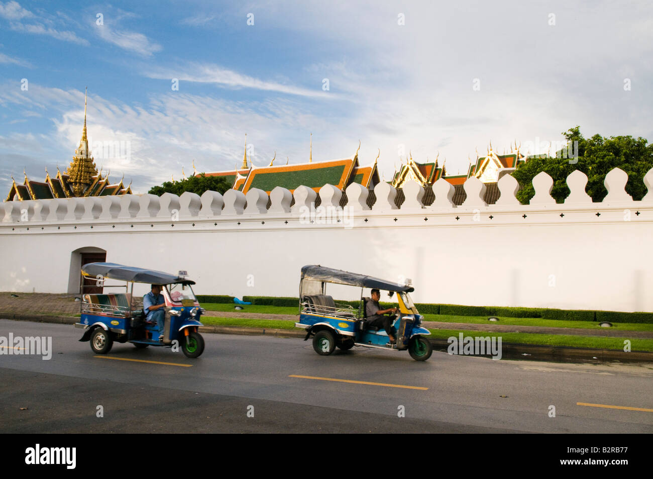 Ein Tuk-Tuks vor dem grand Palace-Tempel in Bangkok, Thailand Stockfoto