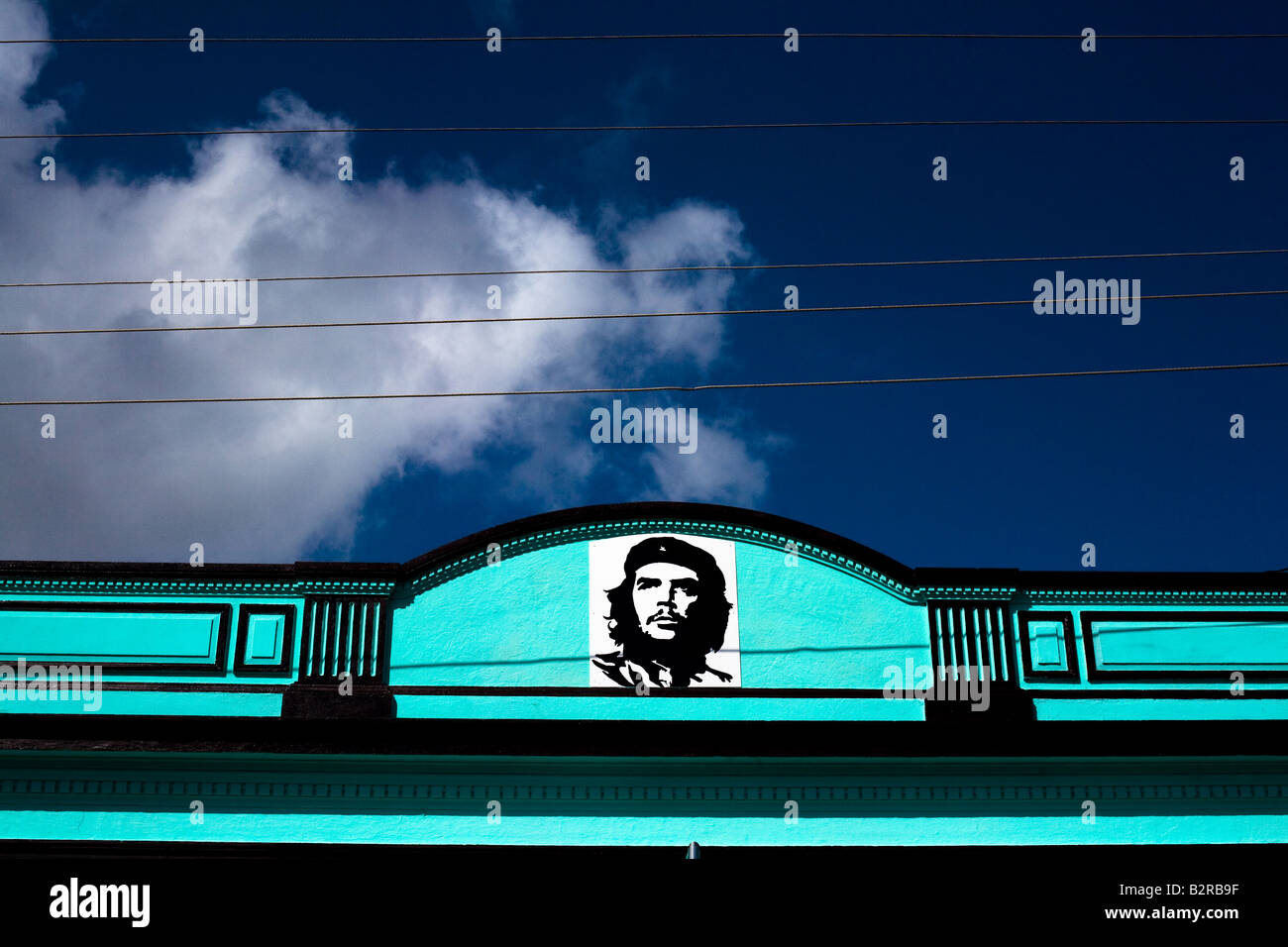 Ein leuchtend blaues Gebäude geschmückt mit einem Bild von Ernesto Che Guevara in Baracoa, Kuba Stockfoto