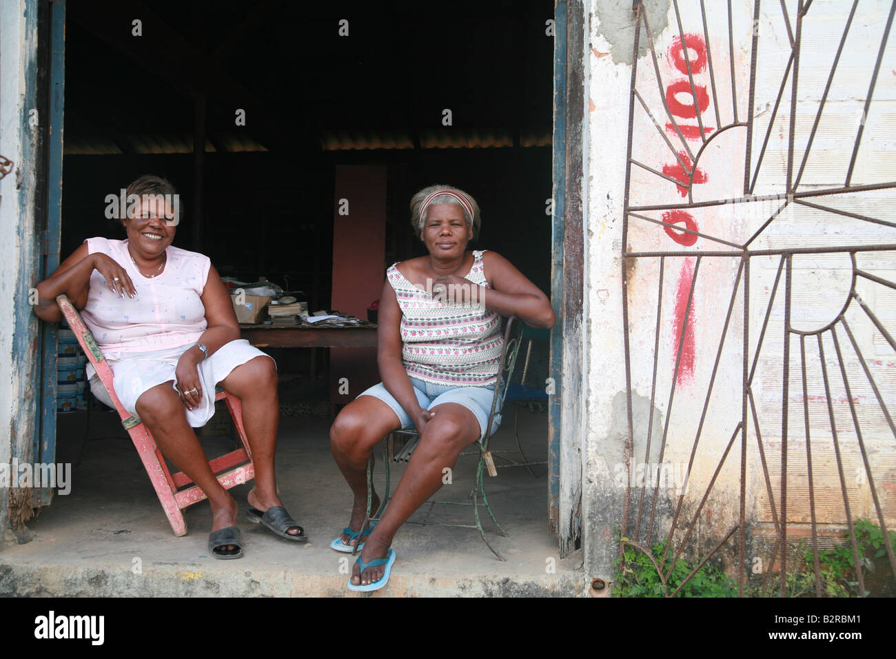 Zwei Frauen sitzen vor einem Gemeindezentrum in Vinales Provinz Pinar del Río Kuba Lateinamerika Stockfoto
