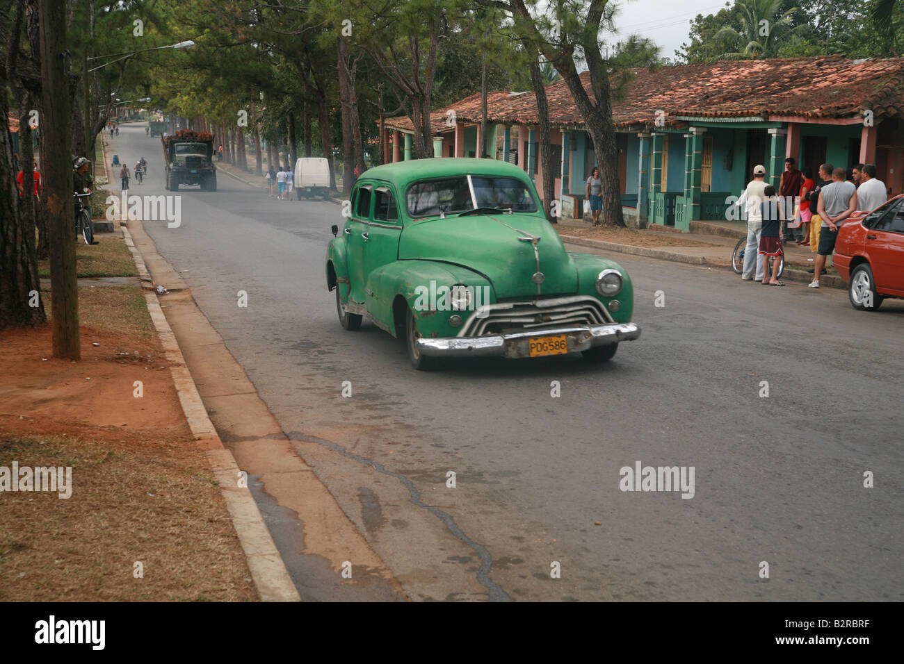 Oldtimer Fahrt durch eine Straßenszene in Vinales Provinz Pinar del Río Kuba Lateinamerika Stockfoto