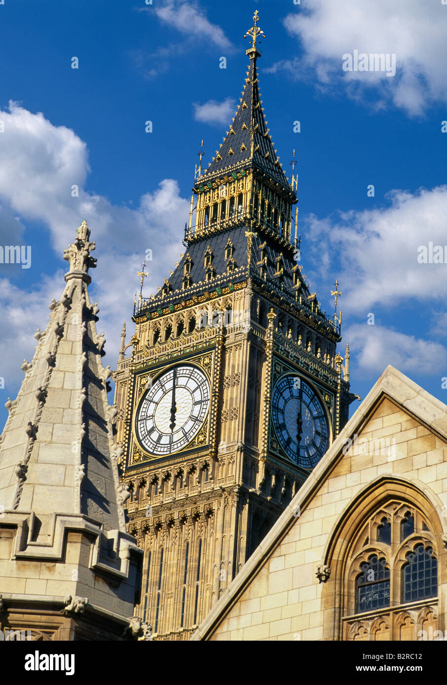 Big Ben, Houses of Parliament, blauer Himmel und Cumulus-Wolken in London. Stockfoto