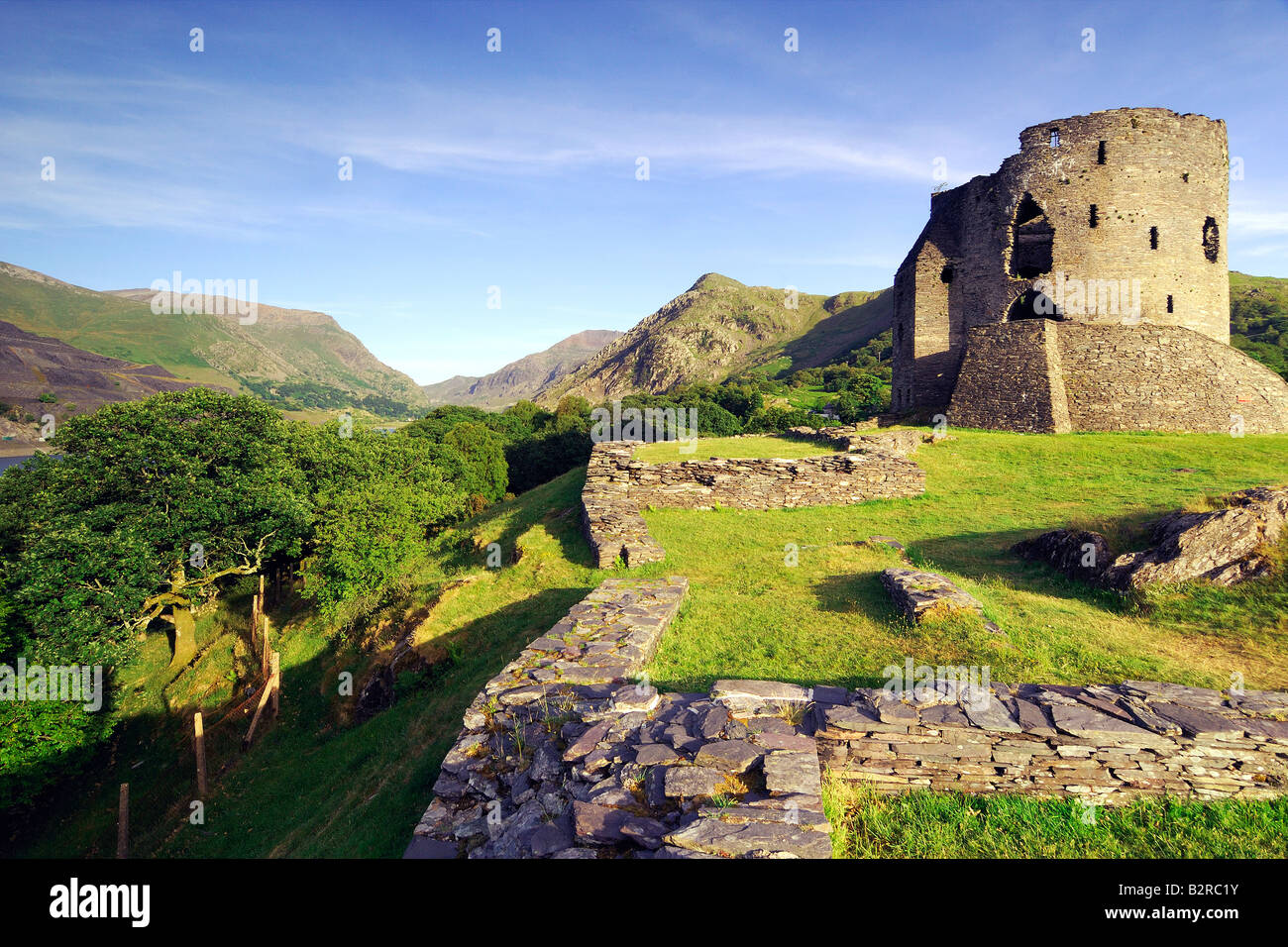 Der verlassenen halten Dolbadarn Burg am Ufer des Llyn Padarn in der Nähe von Llanberis in Snowdonia-Nationalpark Nord-Wales Stockfoto