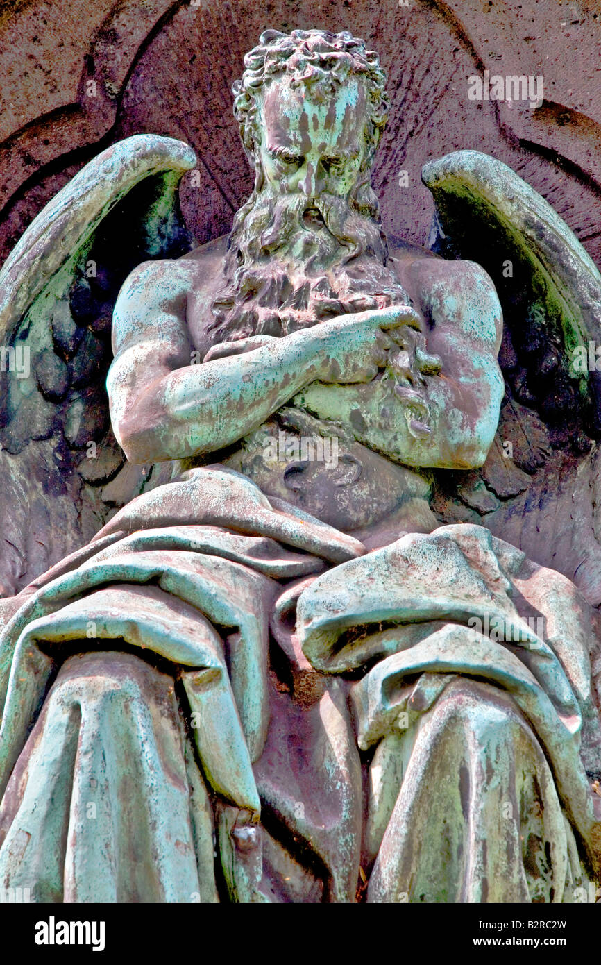 Eine Statue des Engels in einem Berliner Friedhof Stockfoto