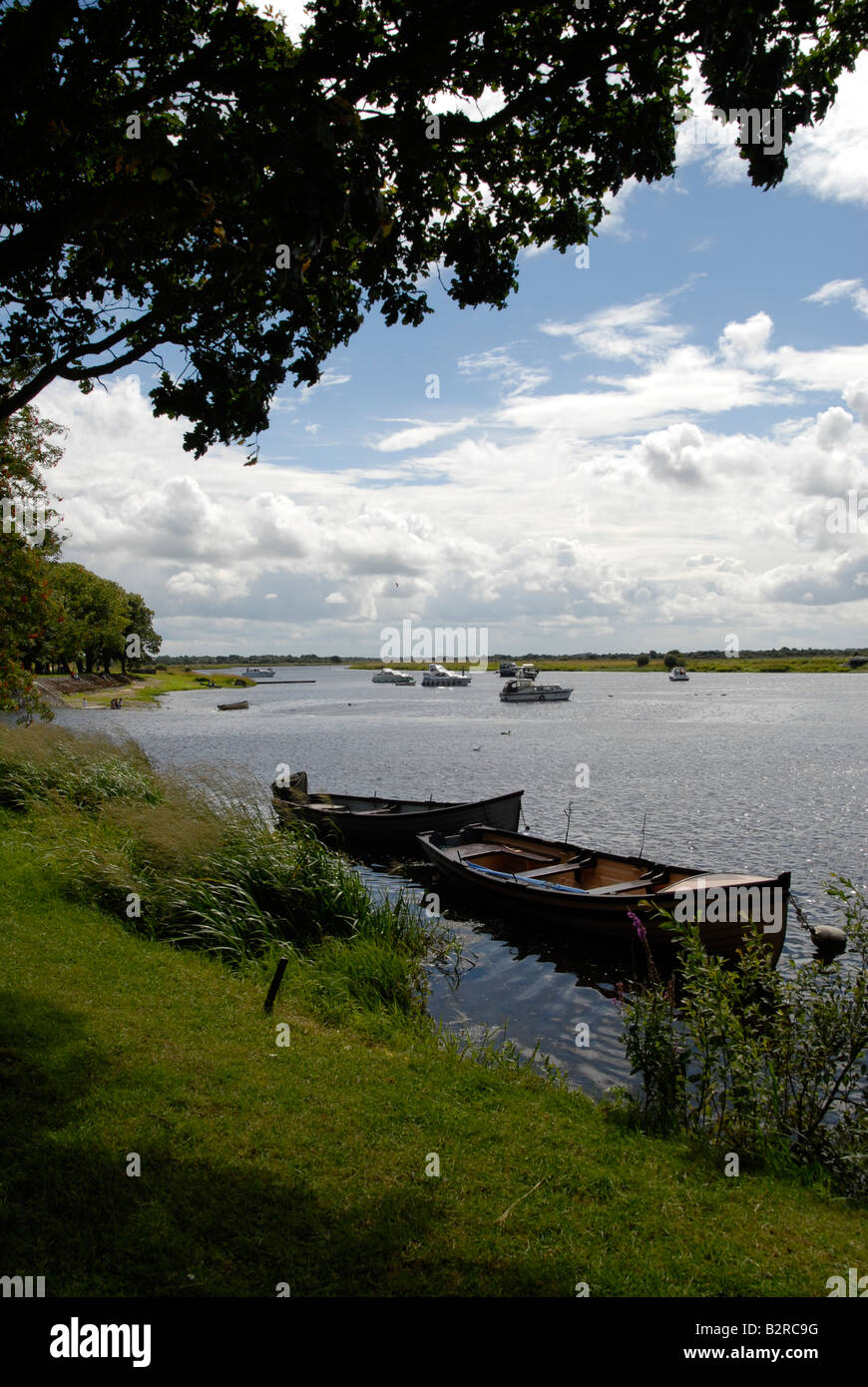 Hölzerne Ruderboote in Athlone am Shannon, mit Hausbooten festgemacht im Hintergrund Stockfoto