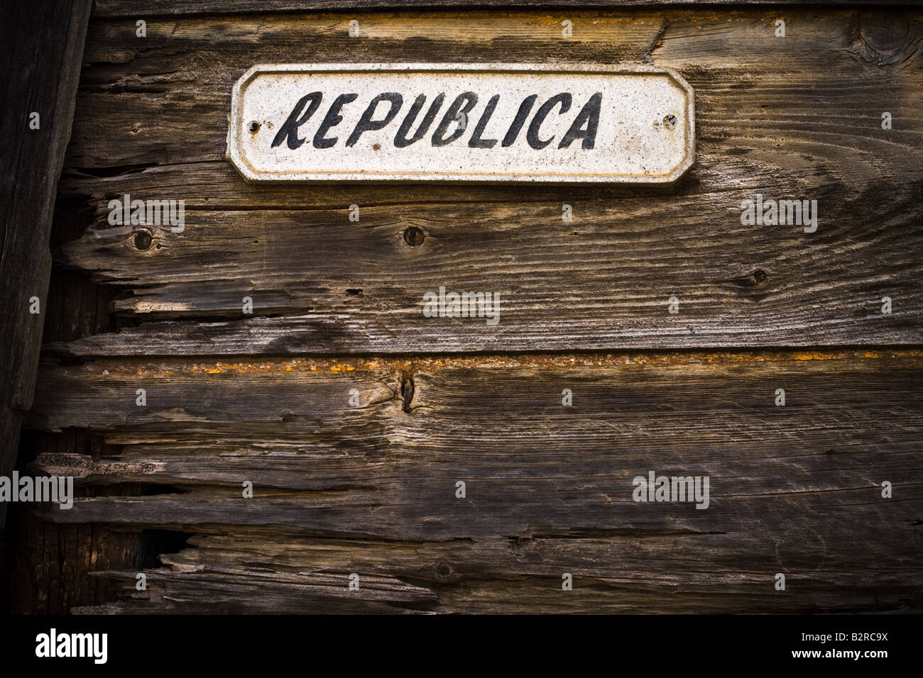 Angabe des Namens der Republica-Straße in Baracoa, Kuba zu unterzeichnen Stockfoto